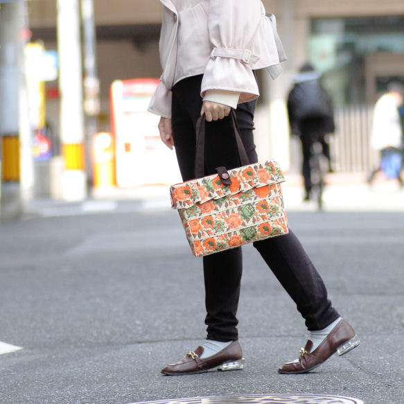 刺繍テープを丁寧に縫い合わせた◎オレンジカラーのハンドバッグ 8枚目の画像