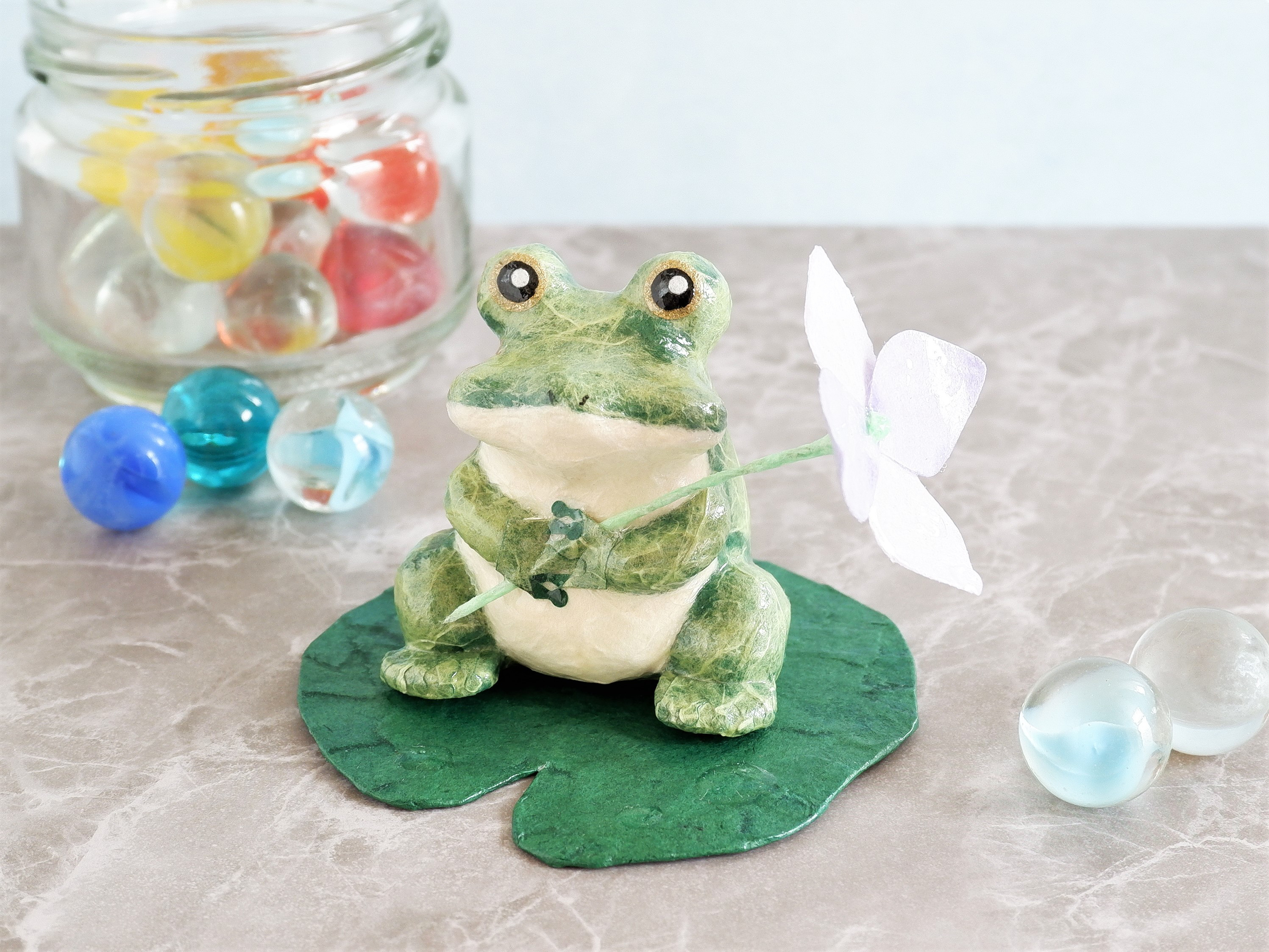 『一輪の紫陽花をあなたに』カエル(深い緑色)と紫陽花(パープル)　和紙インテリア/置物