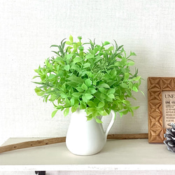 白い陶器のミルクポットのグリーンアレンジ◇オレガノとローズマリーと