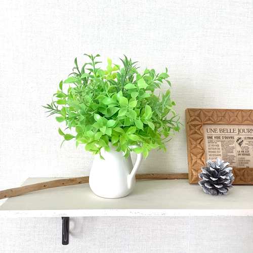 白い陶器のミルクポットのグリーンアレンジ◇オレガノとローズマリーと