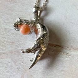 フェレットのネックレス（コーラル） 2枚目の画像