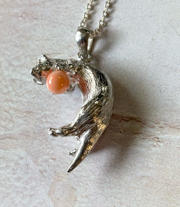 フェレットのネックレス（コーラル） 2枚目の画像