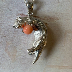 フェレットのネックレス（コーラル） 1枚目の画像