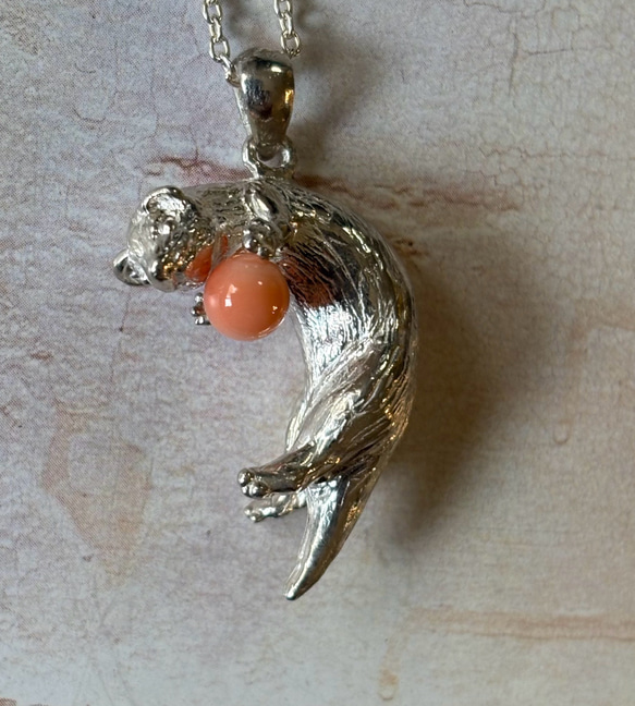 フェレットのネックレス（コーラル） 1枚目の画像