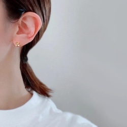 送料無料【24KGP（SV925）】小花スタッドピアス／シンプル silver925 Flowerゴールドシルバー 2枚目の画像