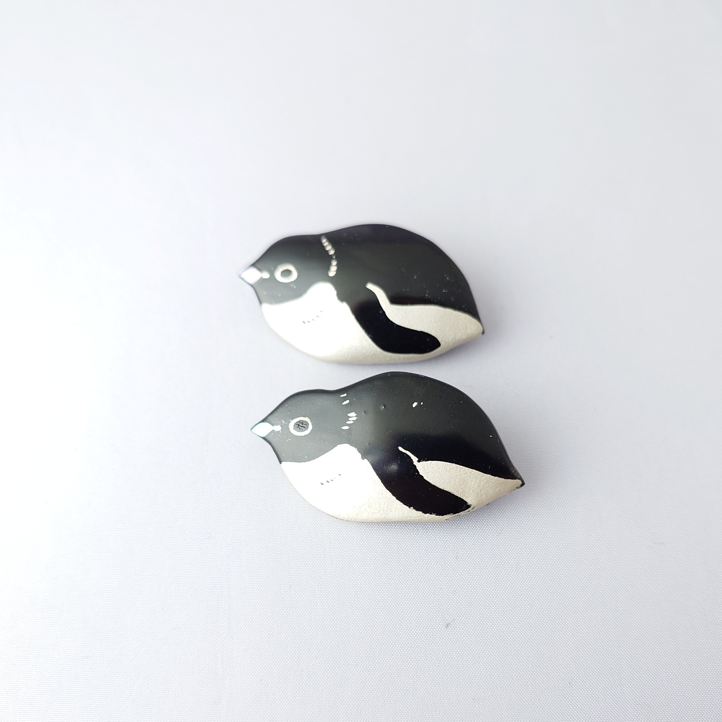 アデリーペンギン 漆ブローチ