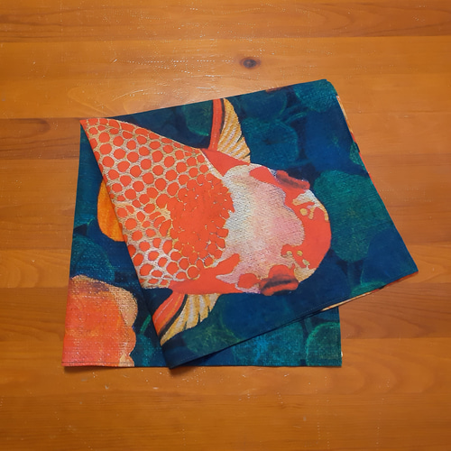 金魚プリントの大判ハンカチ（和蘭獅子頭＆水草） ハンカチ・手ぬぐい
