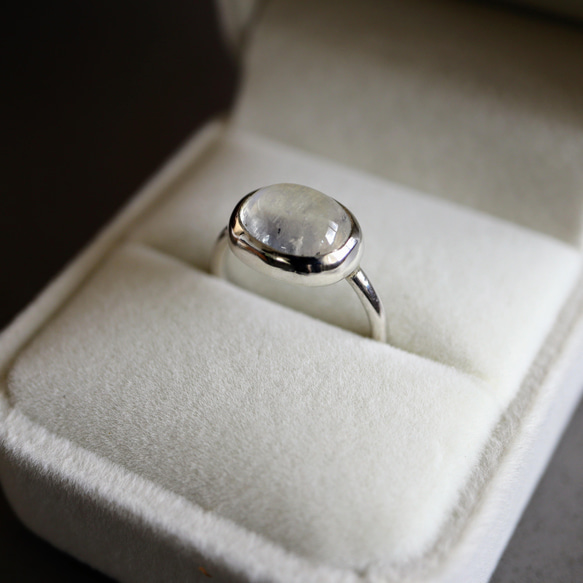 ムーンストーンのぷっくり シルバーリング 無料ラッピング　ご褒美ジュエリー 天然石の指輪 5枚目の画像