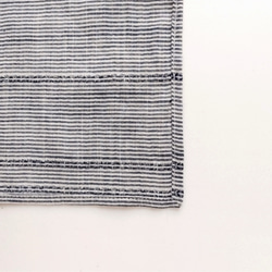 ドビー織が美しい インディゴ染めのガーゼ大判ハンカチ 《ネイビーボーダー》 4枚目の画像