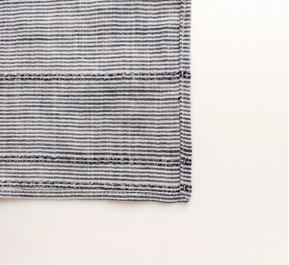 ドビー織が美しい インディゴ染めのガーゼ大判ハンカチ 《ネイビーボーダー》 4枚目の画像