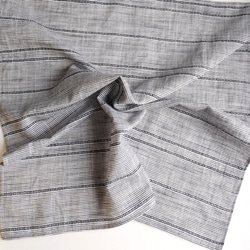 ドビー織が美しい インディゴ染めのガーゼ大判ハンカチ 《ネイビーボーダー》 3枚目の画像