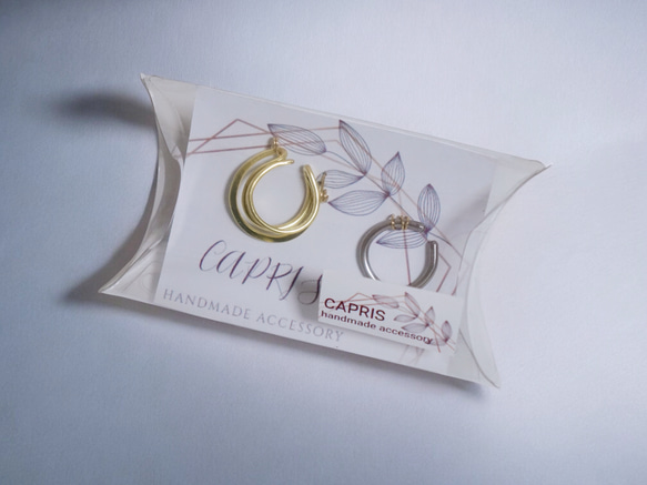 「accost」耳骨夾，禮盒裝，黃銅，三重十字耳骨夾，男女通用，男士 第11張的照片