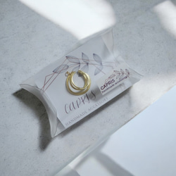 「accost」耳骨夾，禮盒裝，黃銅，三重十字耳骨夾，男女通用，男士 第9張的照片