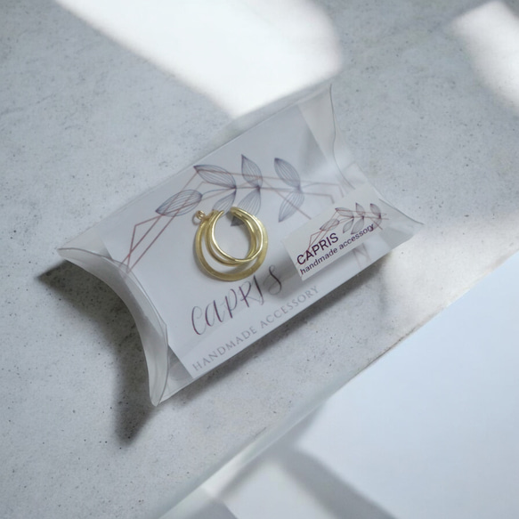 「accost」耳骨夾，禮盒裝，黃銅，三重十字耳骨夾，男女通用，男士 第9張的照片