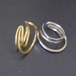 「accost」耳骨夾，禮盒裝，黃銅，三重十字耳骨夾，男女通用，男士 第6張的照片