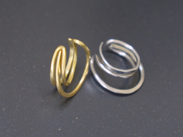 「accost」耳骨夾，禮盒裝，黃銅，三重十字耳骨夾，男女通用，男士 第6張的照片