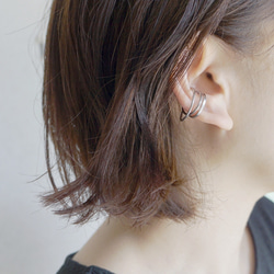 「accost」耳骨夾，禮盒裝，黃銅，三重十字耳骨夾，男女通用，男士 第7張的照片