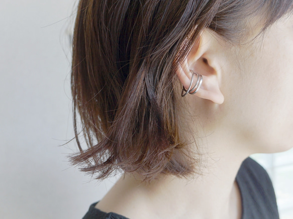 「accost」耳骨夾，禮盒裝，黃銅，三重十字耳骨夾，男女通用，男士 第7張的照片