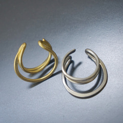 「accost」耳骨夾，禮盒裝，黃銅，三重十字耳骨夾，男女通用，男士 第8張的照片