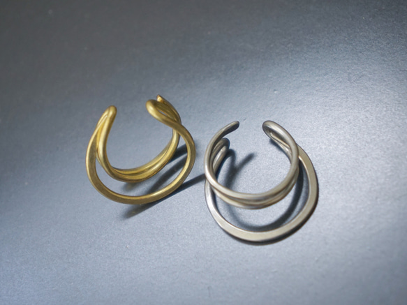 「accost」耳骨夾，禮盒裝，黃銅，三重十字耳骨夾，男女通用，男士 第8張的照片