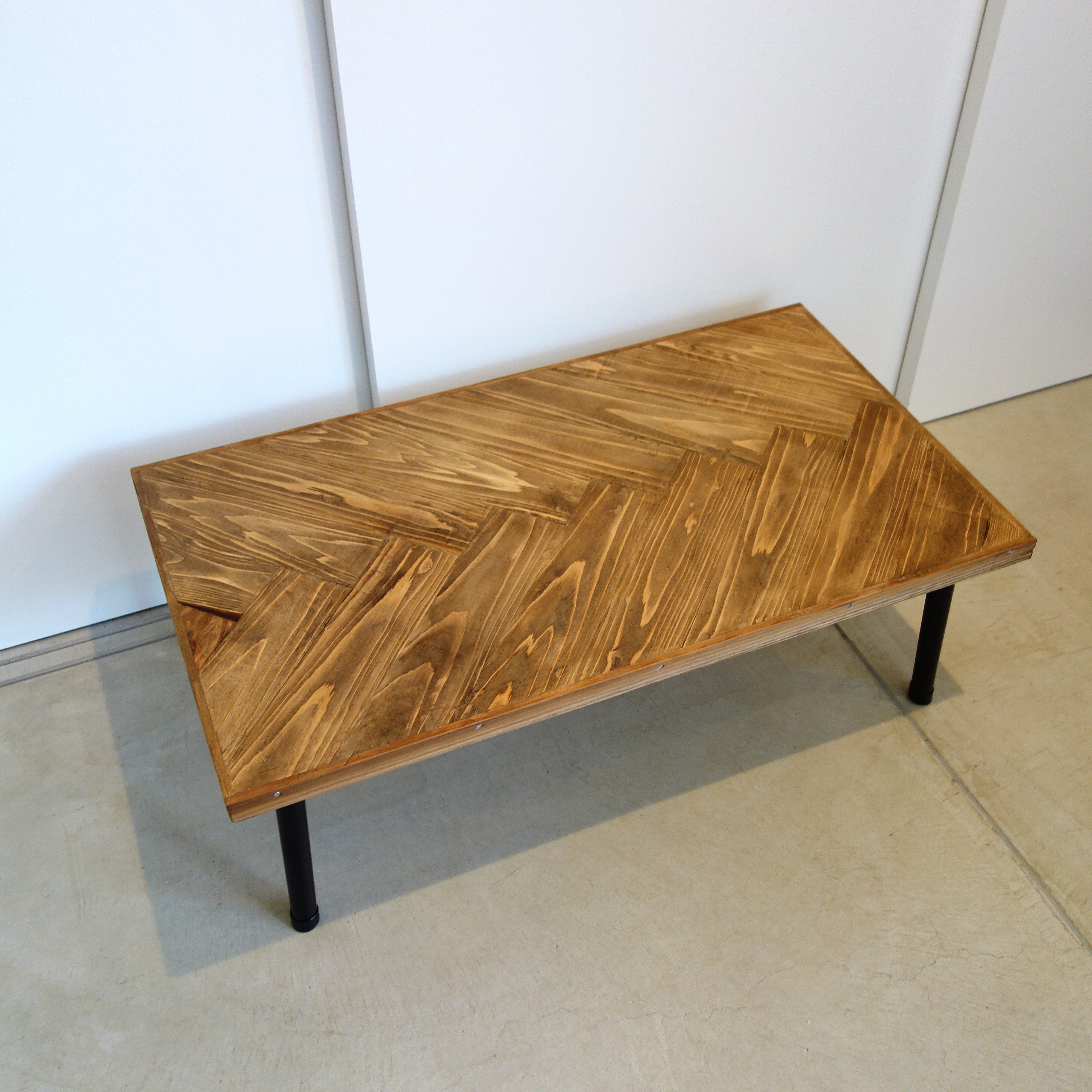 ヘリンボーンの折りたたみテーブル