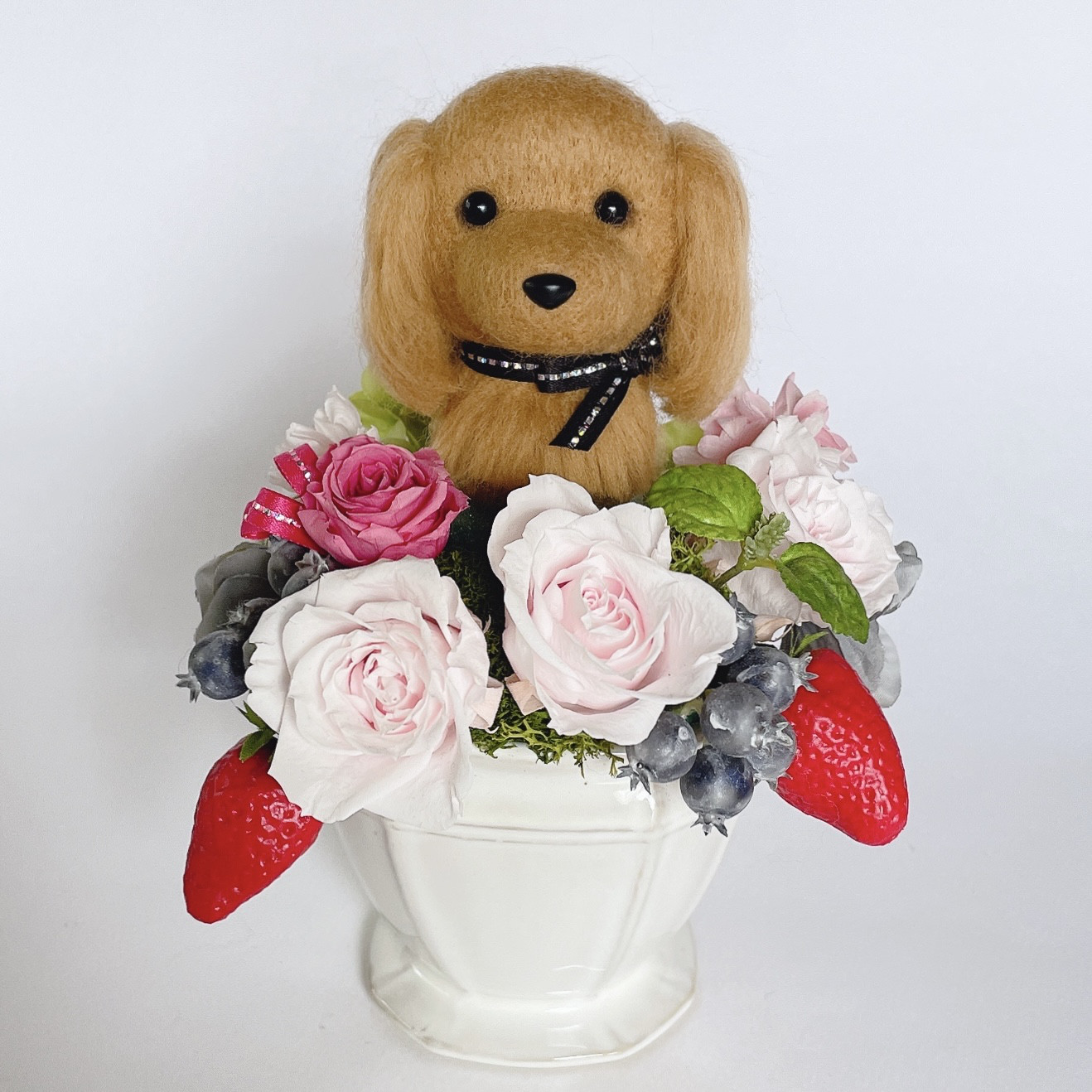ダックスロング（茶）といちごのプリザーブドフラワーアレンジメント　犬　母の日