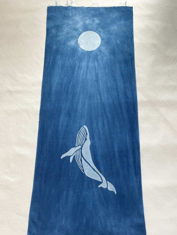 送料無料 闇夜を泳ぐクジラ1　満月 藍染手ぬぐい 絞り染め 鯨 2枚目の画像