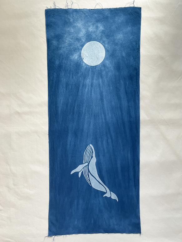 送料無料 闇夜を泳ぐクジラ1　満月 藍染手ぬぐい 絞り染め 鯨 1枚目の画像