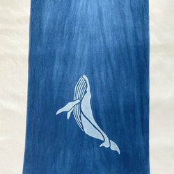 送料無料 闇夜を泳ぐクジラ1　満月 藍染手ぬぐい 絞り染め 鯨 3枚目の画像