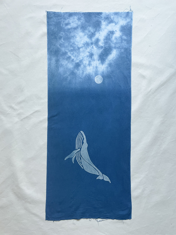 送料無料 闇夜を泳ぐクジラ2　満月 藍染手ぬぐい 絞り染め 1枚目の画像