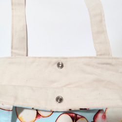 リンゴとイチゴ柄のアシンメトリー切り替えトートバッグ(水色／生成り) 7枚目の画像