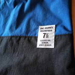 受注製作☆防水布のレッスンバッグ　ブルー×黒　白タグ☆プールバッグに・雨の日のおけいこに 2枚目の画像