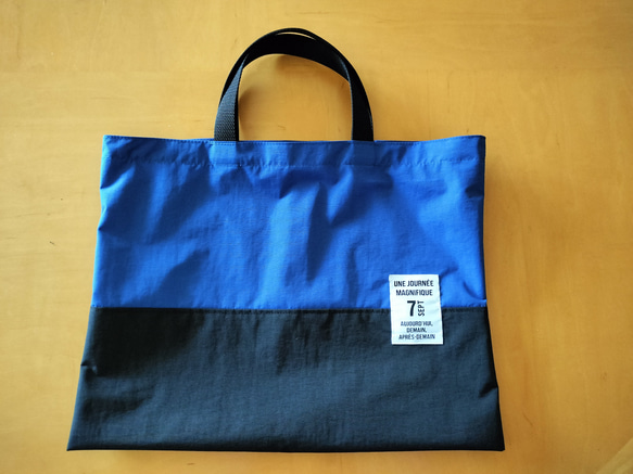 受注製作☆防水布のレッスンバッグ　ブルー×黒　白タグ☆プールバッグに・雨の日のおけいこに 1枚目の画像