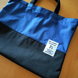 受注製作☆防水布のレッスンバッグ　ブルー×黒　白タグ☆プールバッグに・雨の日のおけいこに 5枚目の画像