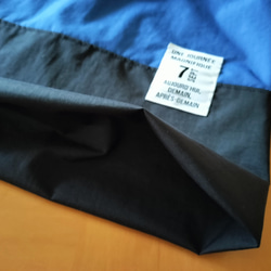 受注製作☆防水布のレッスンバッグ　ブルー×黒　白タグ☆プールバッグに・雨の日のおけいこに 3枚目の画像