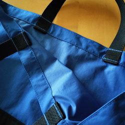 受注製作☆防水布のレッスンバッグ　ブルー×黒　白タグ☆プールバッグに・雨の日のおけいこに 4枚目の画像