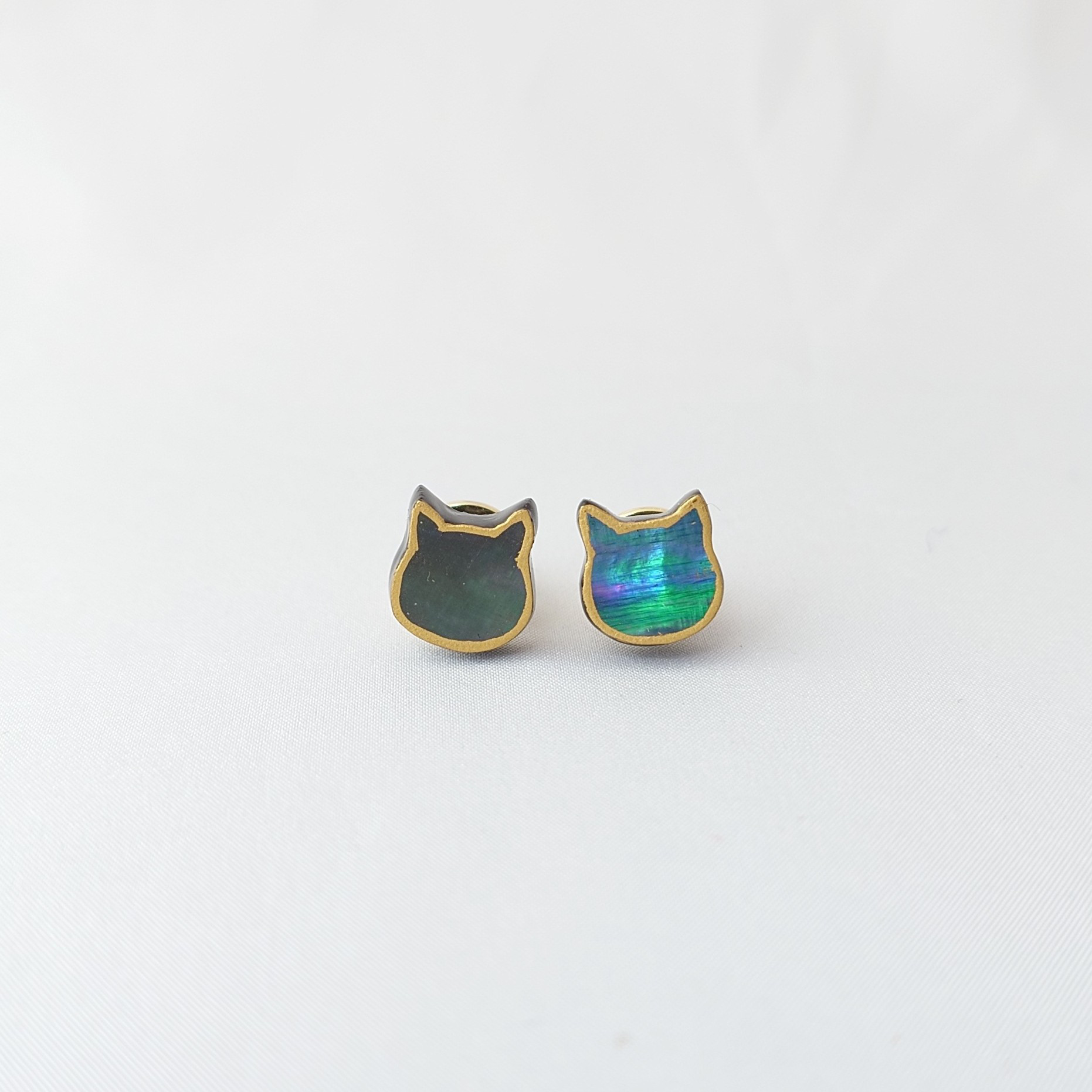 ちいさめ猫 螺鈿ピンブローチ