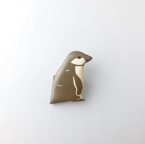 フンボルトペンギンひな 漆ブローチ 1枚目の画像