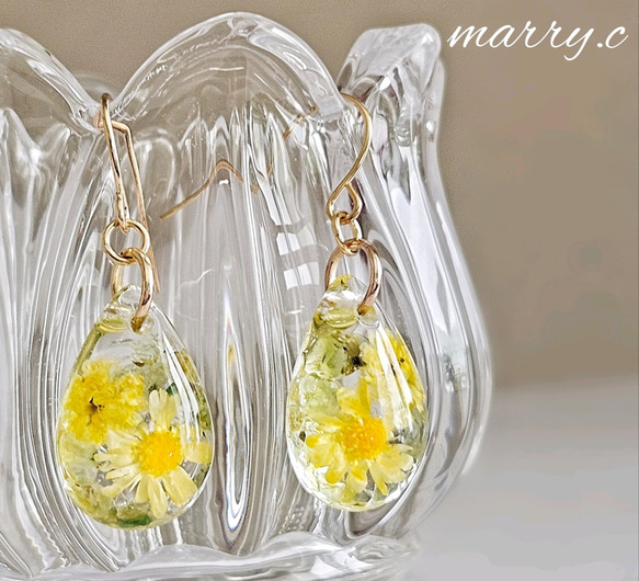 黄色い花とペリドットのしずくピアス・イヤリングmarry.c's handmadeaccessory 1枚目の画像