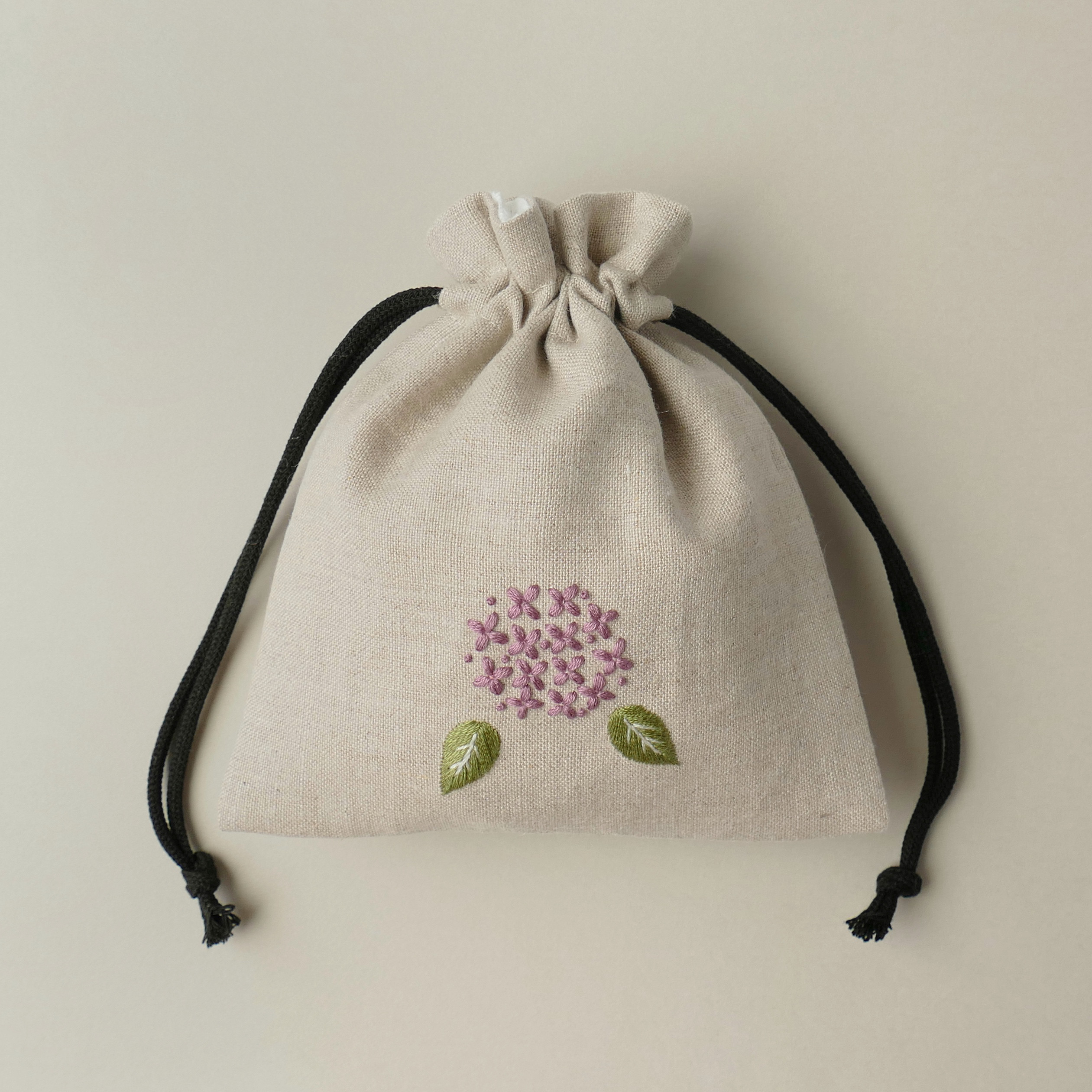 手刺繍まぁるい巾着ポーチ　ハーフリネン　和柄　すみれ 手刺繍まぁるい巾着ポーチ ハーフリネン 和柄 すみれ 手刺繍まぁるい巾着