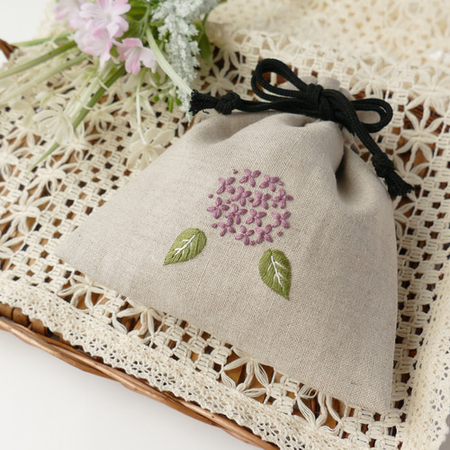 手刺繍まぁるい巾着ポーチ　ハーフリネン　和柄　すみれ 手刺繍まぁるい巾着ポーチ ハーフリネン 和柄 すみれ 手刺繍まぁ