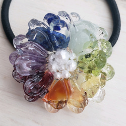 【受注製作】天然石とお花のヘアゴム　虹色　チャクラカラー 1枚目の画像