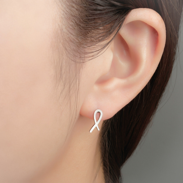 サージカルステンレス クロスリボン ピアス 金属アレルギー対応  つけっぱなし入浴OK 2枚目の画像