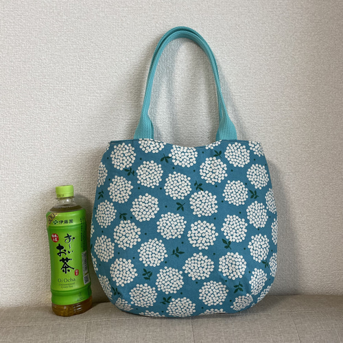 ブルーに紫陽花柄の丸いラインのトートバッグ トートバッグ Cocot 通販 