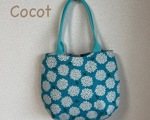 ブルーに紫陽花柄の丸いラインのトートバッグ トートバッグ Cocot 通販