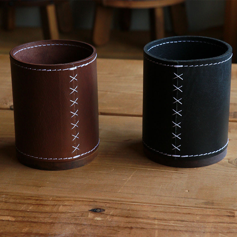 レザーとウォルナットのペン立て