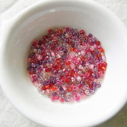 トライアングルビーズ　赤　(6g) 2枚目の画像