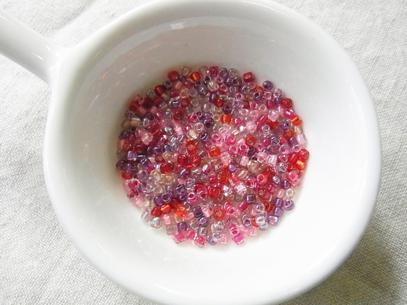 トライアングルビーズ　赤　(6g) 2枚目の画像