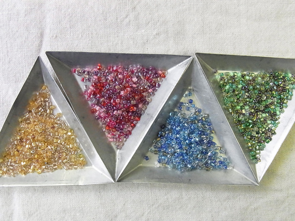 トライアングルビーズ　赤　(6g) 3枚目の画像