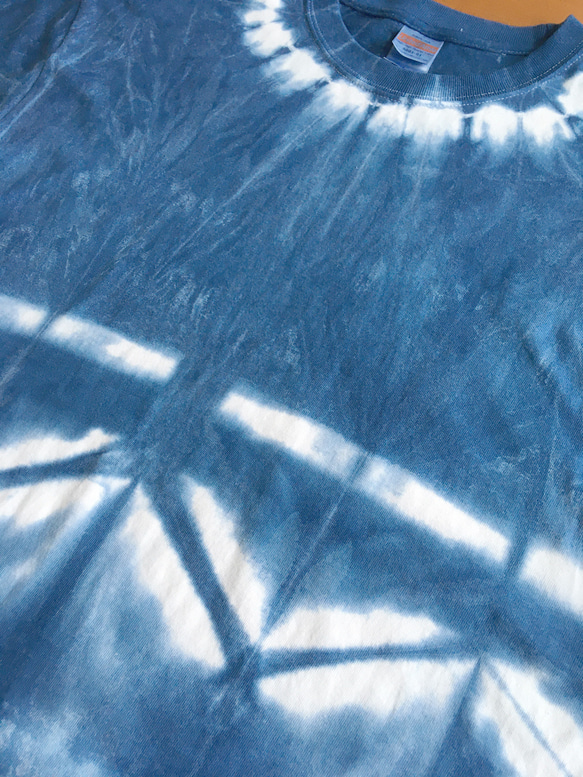 TシャツLサイズ 夏 藍染 絞り手染め no.11 カジュアル オリジナル メンズ レディス　ギフト プレゼント 2枚目の画像